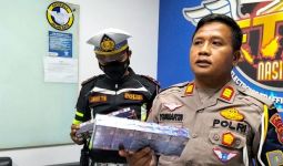 PJR Polda Lampung Temukan Truk Membawa 2,6 Juta Batang Rokok Ilegal - JPNN.com
