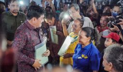 Kunjungi Suku Anak Dalam 113, Menteri Hadi Dapat Kehormatan Santap Kepala Baung - JPNN.com