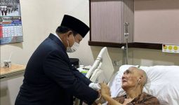 Prabowo Menggenggam Erat Tangan Try Sutrisno yang Berbaring di RSPAD - JPNN.com