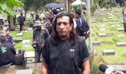 Hadiri Pemakaman Aminah Cendrakasih, Adam Jagwani Ungkap Pertemuan Terakhir dengan Mak Nyak - JPNN.com