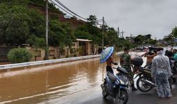 Banjir Menggenangi Jalan Bypass Sirkuit Mandalika, Ini Penyebabnya - JPNN.com