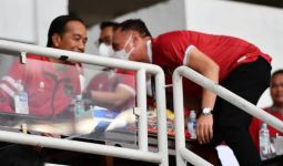 Mesranya Iwan Bule Duduk Satu Baris bersama Presiden Jokowi Nonton Piala AFF Indonesia VS Kamboja - JPNN.com