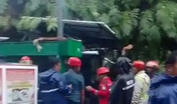 Cuaca Ekstrem Akibatkan Pohon Tumbang di Makassar, Empat Korban Dilarikan ke RS - JPNN.com