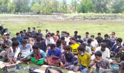 57 Warga Rohingya Terdampar di Pantai Indra Patra, Ada yang Sakit - JPNN.com