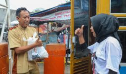 Sukarelawan Gardu Ganjar Bagikan Sembako Untuk Warga di Pasar Ciputat - JPNN.com