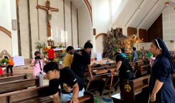 Ganjar Milenial Center DIY Bersihkan Gereja Hingga Berbagi Parcel - JPNN.com