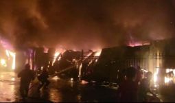 Pasar Sentral Makassar Kebakaran, 899 Lapak Pedagang Tinggal Arang - JPNN.com