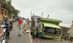 Jalan di Madura Ambles Akibat Abrasi, Truk Terperosok - JPNN.com