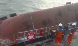 Kapal Crane Batu Bara Tenggelam di Laut Banyuasin Sumsel - JPNN.com