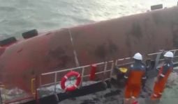 Ada 36 ABK, Kapal Crane Batu Bara Tenggelam di Laut Banyuasin - JPNN.com