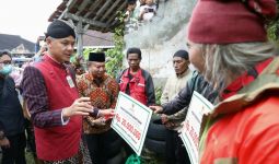 Peringati HUT PDIP, Ganjar Perbaiki Rumah 50 Kader yang Tak Layak Huni - JPNN.com