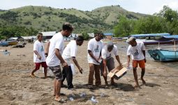 Komunitas Nelayan Pesisir NTT Gelar Aksi Bersih-Bersih Pantai - JPNN.com