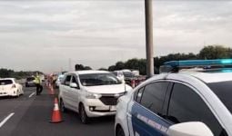 Kendaraan di Tol Jakarta-Cikampek Mulai Padat, Petugas Terapkan Contraflow - JPNN.com