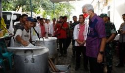 Cek Dapur Umum, Ganjar Pastikan Kebutuhan Pengungsi Banjir di Pekalongan Terpenuhi - JPNN.com