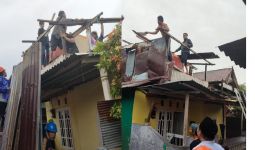 10 Rumah di Makassar Rusak Akibat Angin Puting Beliung, Lihat Penampakannya - JPNN.com