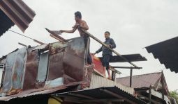 10 Rumah di Makassar Rusak Diterjang Angin Puting Beliung - JPNN.com