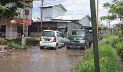 Warga Keluhkan Jalan Rusak dan Tergenang Air di Kota Praya - JPNN.com