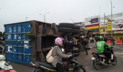 Truk Terguling di Palembang, Sopir Malah Kabur - JPNN.com