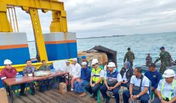 Koppeba Koarmada RI Tinjau Lokasi Evakuasi Truk Tercebur di Pelabuhan Merak - JPNN.com