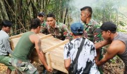 Prajurit TNI Membantu Proses Pemakaman Warga Perbatasan Indonesia - Malaysia - JPNN.com