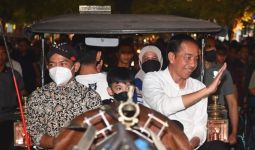 Presiden Jokowi Naik Andong di Malioboro, Siapa tuh Duduk di Samping Pak Kusir? - JPNN.com