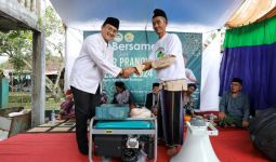 Santri Dukung Ganjar Jabar Salurkan Sejumlah Bantuan kepada Ponpes Al-Barkah - JPNN.com