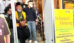 Jadi Tahanan Kasus Korupsi, Eks Rektor UIN Riau Ketahuan Pakai Ponsel di Rutan - JPNN.com