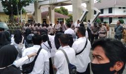 Selawat Menggema di Aksi 9 Januari, Guru Lulus PG Tanpa Formasi PPPK Menitikkan Air Mata - JPNN.com