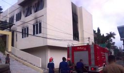 2 Bocah Lihat Api di Tumpukan Kertas, Gedung Riset Polsri Palembang Terbakar - JPNN.com