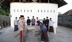 Gus-Gus Nusantara Jatim Serahkan Bantuan untuk Pembangunan Pondok Pesantren - JPNN.com