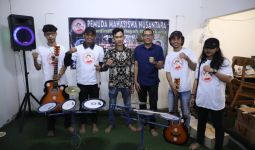 Pemuda & Mahasiswa Pendukung Ganjar Beri Alat Musik kepada Milenial di Duren Sawit - JPNN.com