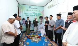 Santri Dukung Ganjar Beri Karpet hingga Sembako ke Majelis Taklim di Pesanggrahan - JPNN.com