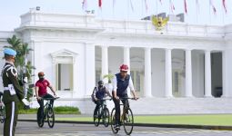 Pagi-pagi, Jokowi Tinggalkan Istana dengan Sepeda, Mau ke Mana, Pak? - JPNN.com