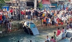 Waduh, Mobil yang Dikendarai Wanita Terjun ke Laut, Lihat Penampakannya - JPNN.com