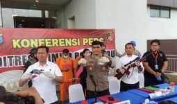 Jual Senjata Api Ilegal, Dua Pemuda di Pekanbaru Ditangkap Polisi, Lihat Barang Buktinya - JPNN.com