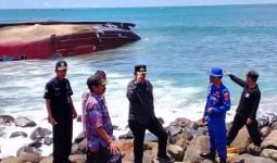 Sepekan Berlalu, Kapal yang Terdampar di Rancabuaya Masih Misterius - JPNN.com
