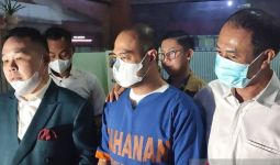 Berbaju Tahanan, Ferry Irawan Membacakan Surat Cinta untuk Venna Melinda - JPNN.com