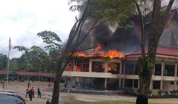Gedung DPRD Inhu Terbakar, Api Membara di Lantai 2 - JPNN.com