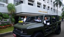 Saat Prabowo Bawa Kendaraan Taktis Sopiri Jokowi, Ratusan Jenderal TNI-Polri Melihat - JPNN.com
