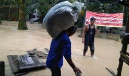 Rumah Terendam Banjir, Ratusan Keluarga di Aceh Mengungsi - JPNN.com
