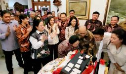 Suasana Perayaan Ultah ke-76 Megawati, Ada Kue Dihiasi Patung Anime Diapit Dwiwarna - JPNN.com