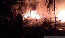 Kebakaran Melanda Lapak Barang Bekas di Cipayung Jakarta Timur, Sebegini Kerugiannya - JPNN.com