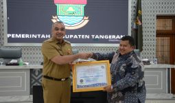 Bupati Zaki Terima Penghargaan dari Ombudsman - JPNN.com