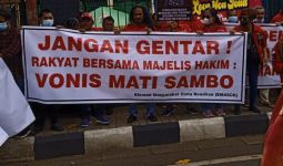 Datangi PN Jaksel, Demonstran Minta Ferdy Sambo Dihukum Mati - JPNN.com