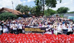 Sosialisasikan Ganjar Pranowo di Bandung, Saga Tebar Ribuan Sembako - JPNN.com