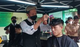 Razia Rambut di Sekolah Ini Pakai Penata Rambut Profesional, Unik Banget - JPNN.com