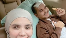 Istri Indra Bekti Bercerita Soal Sang Suami Operasi Mata, Begini Katanya - JPNN.com