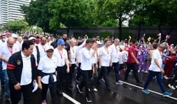 Jokowi Gowes dan Jalan Santai di Bundaran HI, Lihat Siapa Menteri yang Mendampingi - JPNN.com