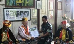 Sultan Buton LM Izzat Manarfa Dapat Penghargaan dari Pangdam Hasanuddin - JPNN.com