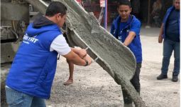 Pemkot Pekanbaru Tak Perbaiki Jalan Rusak, Masyarakat Minta Bantuan Demokrat, Langsung Kelar - JPNN.com